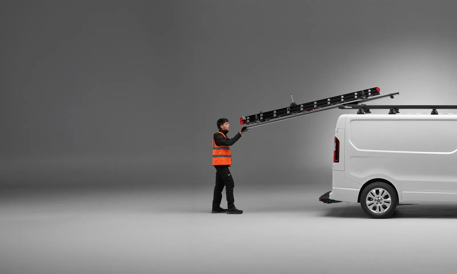 Witte bestelbus met ladderlift waarvan de ladder naar beneden zwenkt