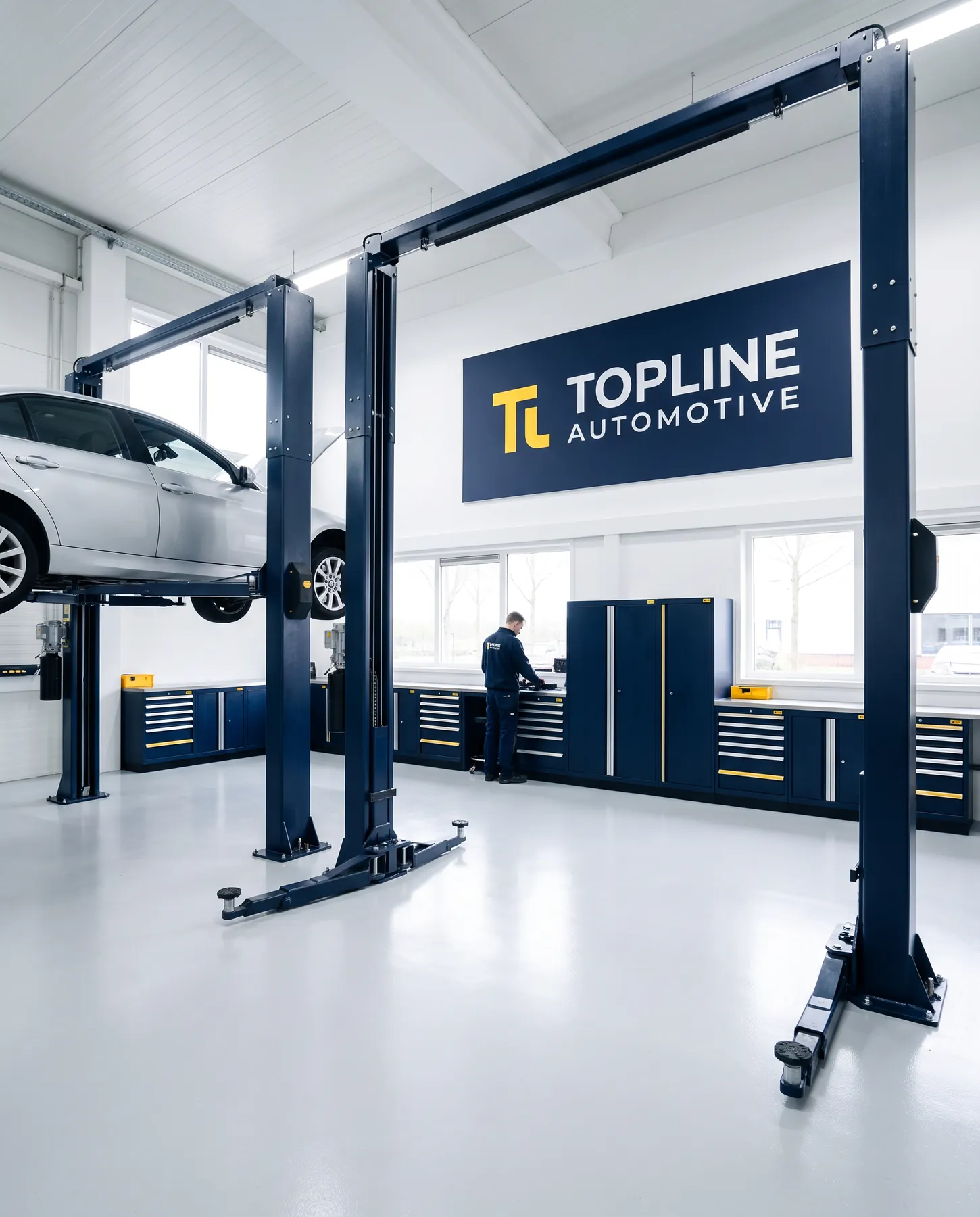 De werkplaats met hefbruggen en het Topline-wandbord